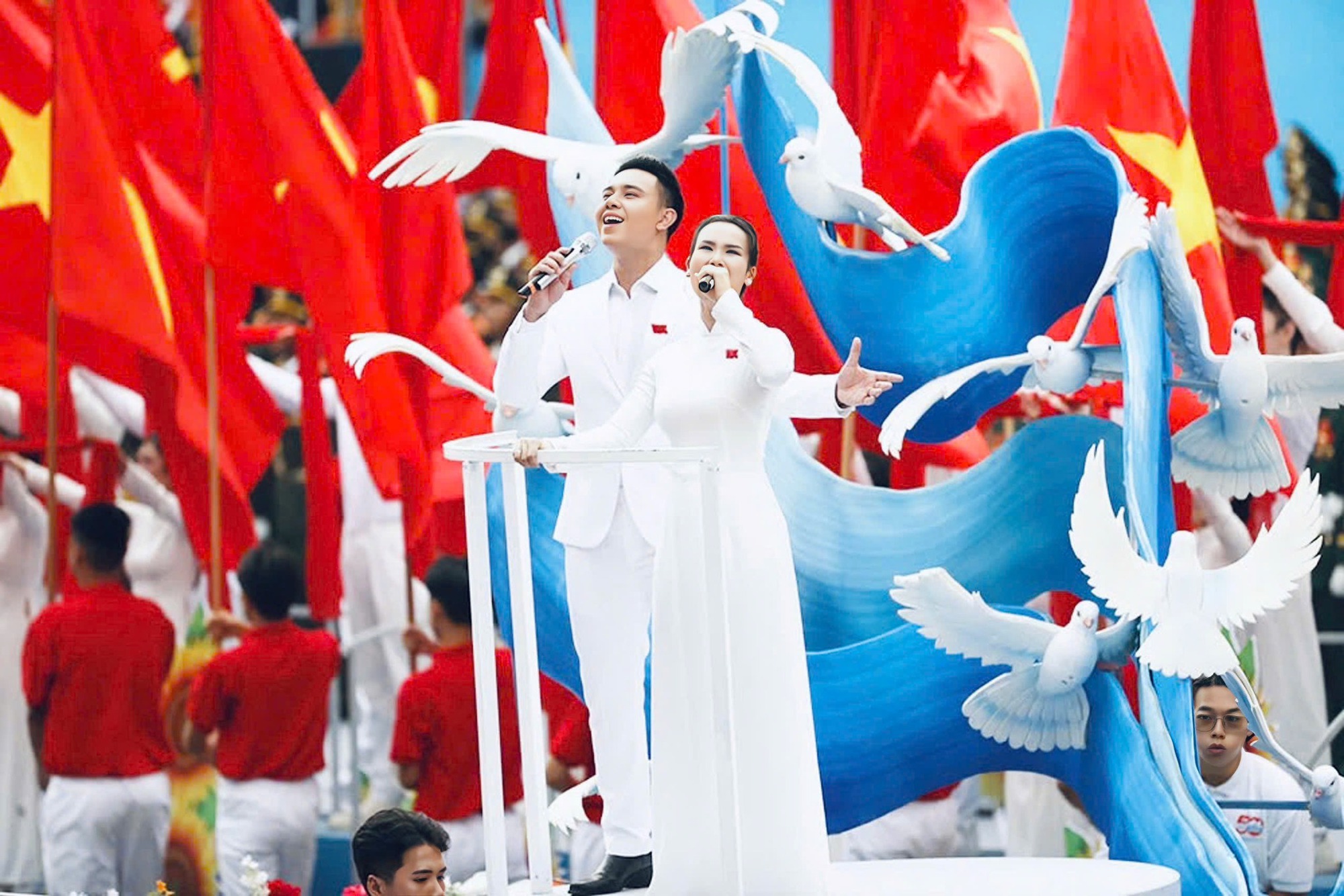 Cha đẻ bản hit 3 tỷ view nổi đình đám ở “concert quốc gia” nói gì về lời bài hát khó hiểu, gây tranh luận? - Ảnh 1.