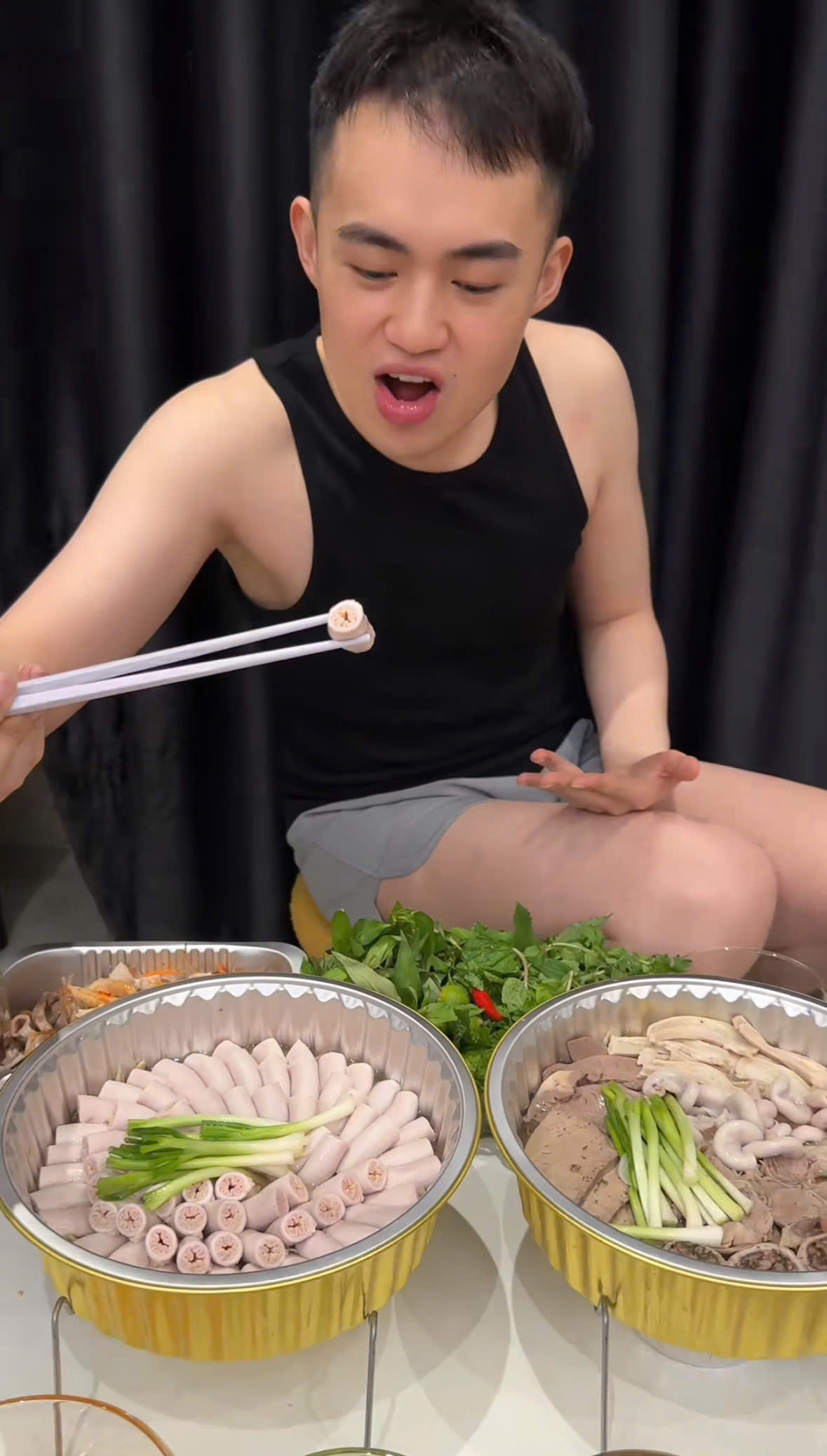 Clip MC Anh Thơ ăn lòng se điếu và sốc vì một chi tiết bên trong lớp lòng: “Tưởng ăn lốp xe”- Ảnh 3. Clip MC Anh Thơ ăn lòng se điếu và sốc vì một chi tiết bên trong lớp lòng: “Tưởng ăn lốp xe”- Ảnh 3.