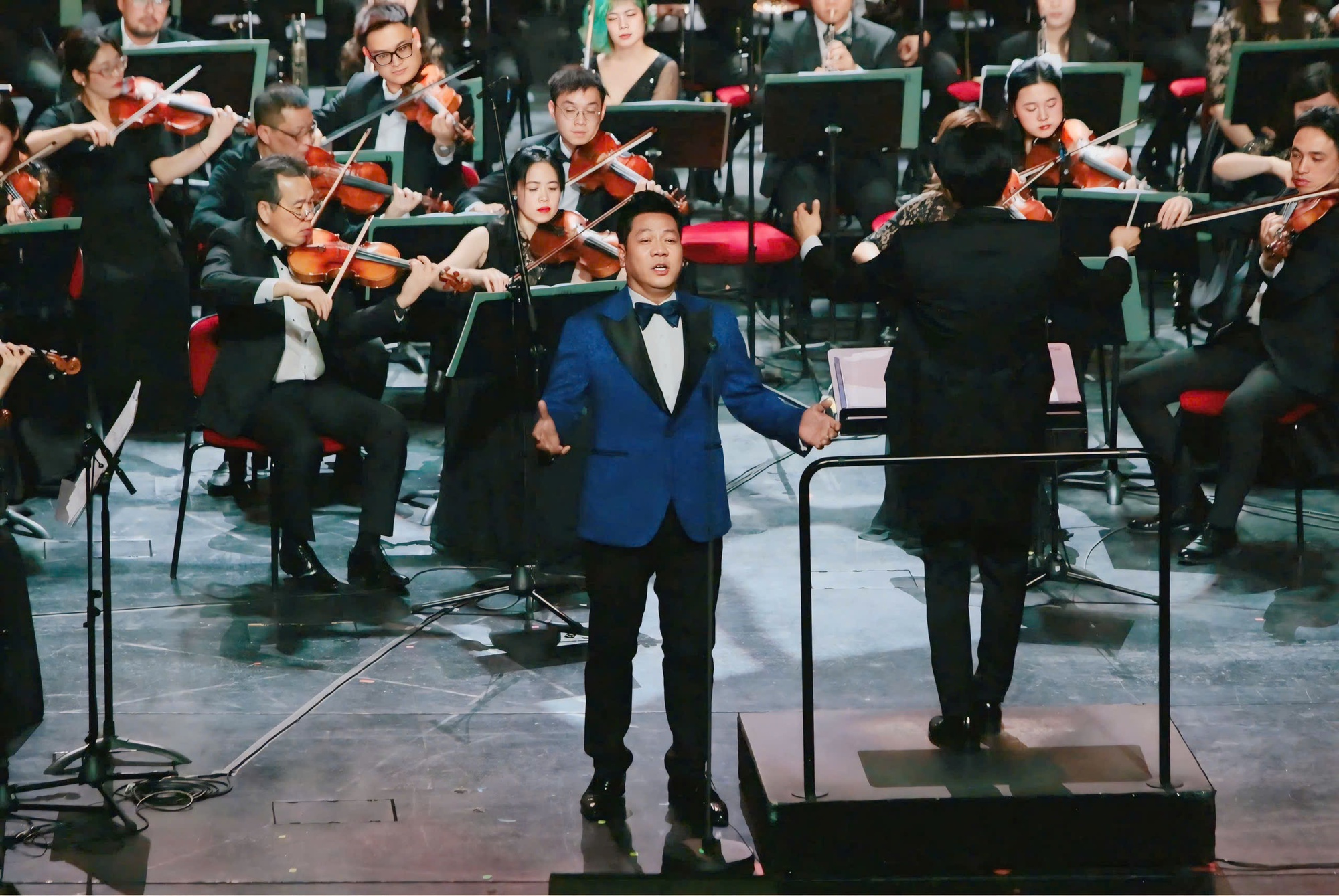 NSND Quốc Hưng hát "Việt Nam quê hương tôi" cùng dàn nhạc giao hưởng Kazakhstan- Ảnh 5. NSND Quốc Hưng hát "Việt Nam quê hương tôi" cùng dàn nhạc giao hưởng Kazakhstan- Ảnh 5.