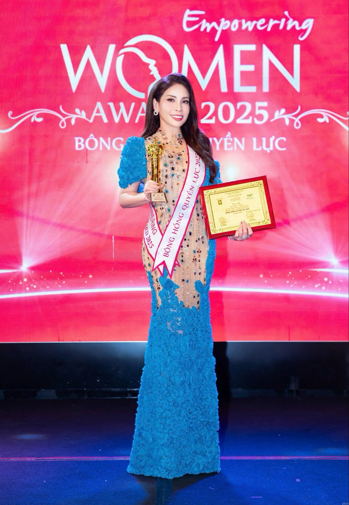 Diễn viên điện ảnh Lý Hương được vinh danh giải thưởng “Bông hồng quyền lực” - Ảnh 3.