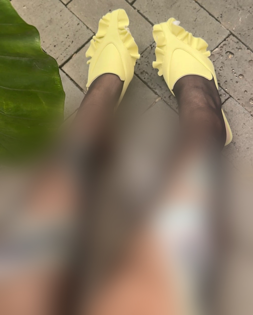 Local brand dùng tiền Việt làm hình ảnh quảng cáo phản cảm, cư dân mạng phẫn nộ- Ảnh 2. Local brand dùng tiền Việt làm hình ảnh quảng cáo phản cảm, cư dân mạng phẫn nộ- Ảnh 2.