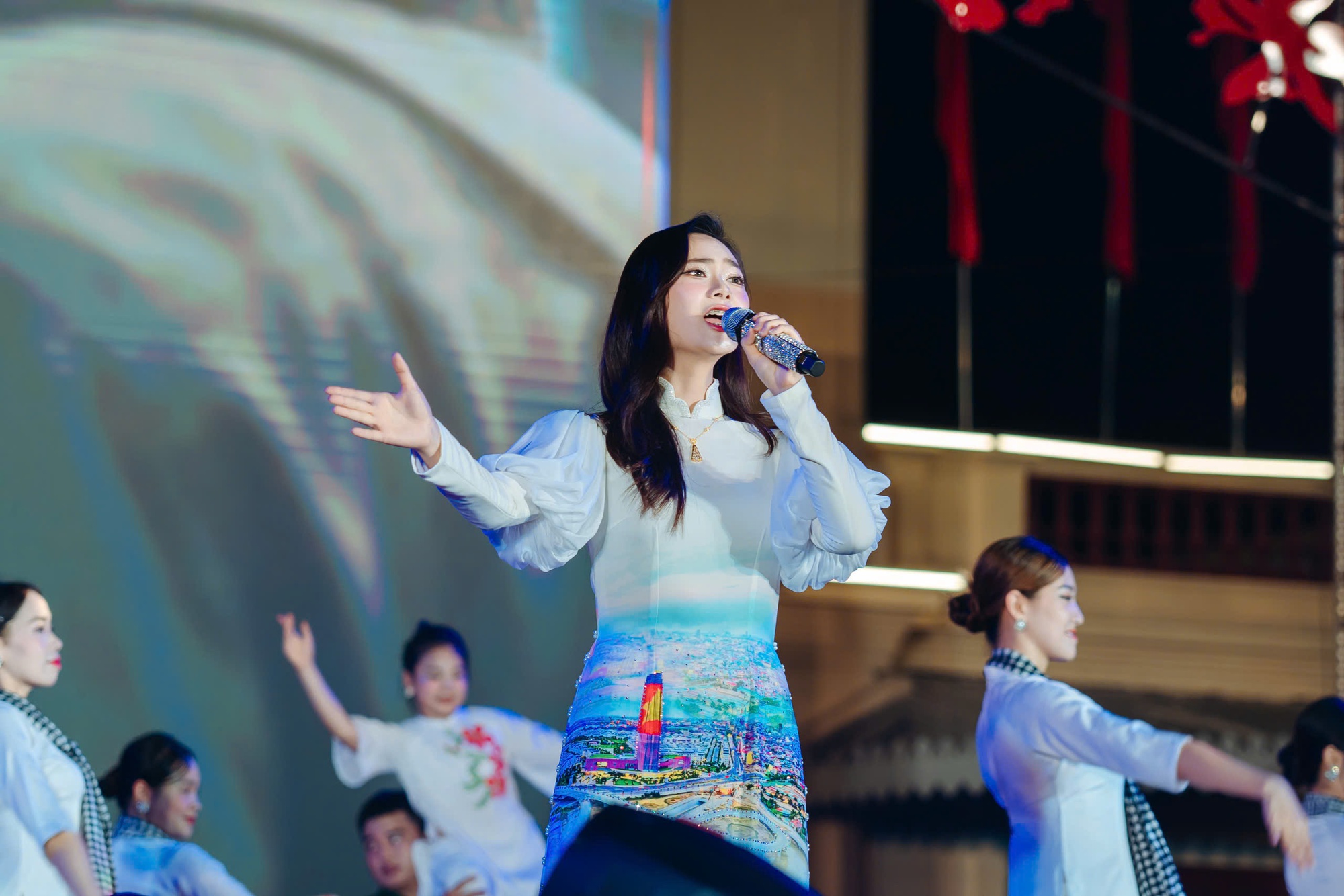 Dàn hoa á hậu trình diễn áo dài của NTK Cao Thu Vân, vợ chồng NSND Lan Hương làm đại sứ - Ảnh 4. Dàn hoa á hậu trình diễn áo dài của NTK Cao Thu Vân, vợ chồng NSND Lan Hương làm đại sứ - Ảnh 4.