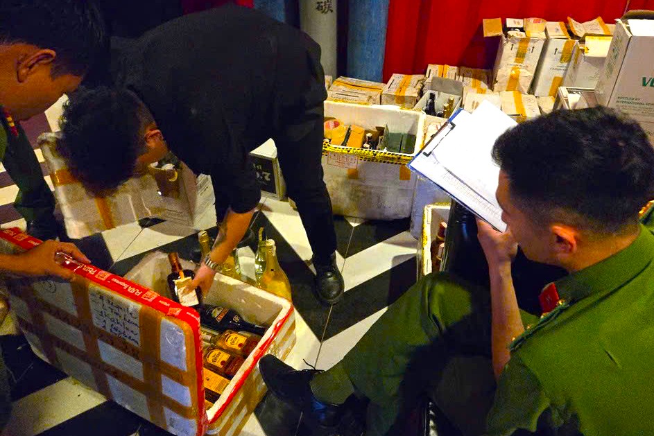 Đà Lạt Kiểm tra quán bar WARM phát hiện hàng trăm chai rượu ngọai không rõ nguồn gốc - Ảnh 1. Đà Lạt Kiểm tra quán bar WARM phát hiện hàng trăm chai rượu ngọai không rõ nguồn gốc - Ảnh 1.