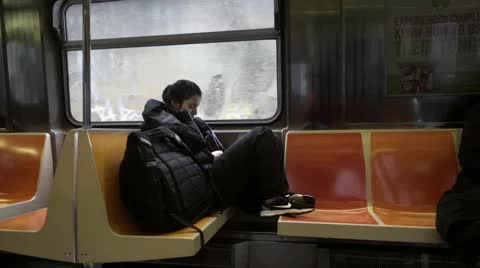 Người đàn ông phát hiện một cô gái trẻ khóc nức nở trên tàu điện, cư dân mạng sửng sốt trước những gì xảy ra tiếp theo- Ảnh 2.