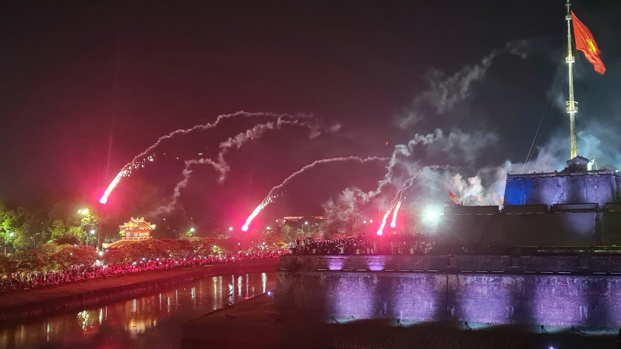 Bộ Văn hóa yêu cầu kiểm tra sự kiện bắn súng thần công ở Huế - Ảnh 2.