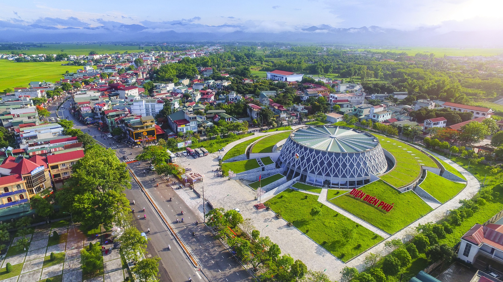 Tỉnh thuộc vùng Tây Bắc thu hơn 3000 tỷ từ du khách năm ngoái: Cách Hà Nội hơn 400km, có sân bay riêng - Ảnh 1.