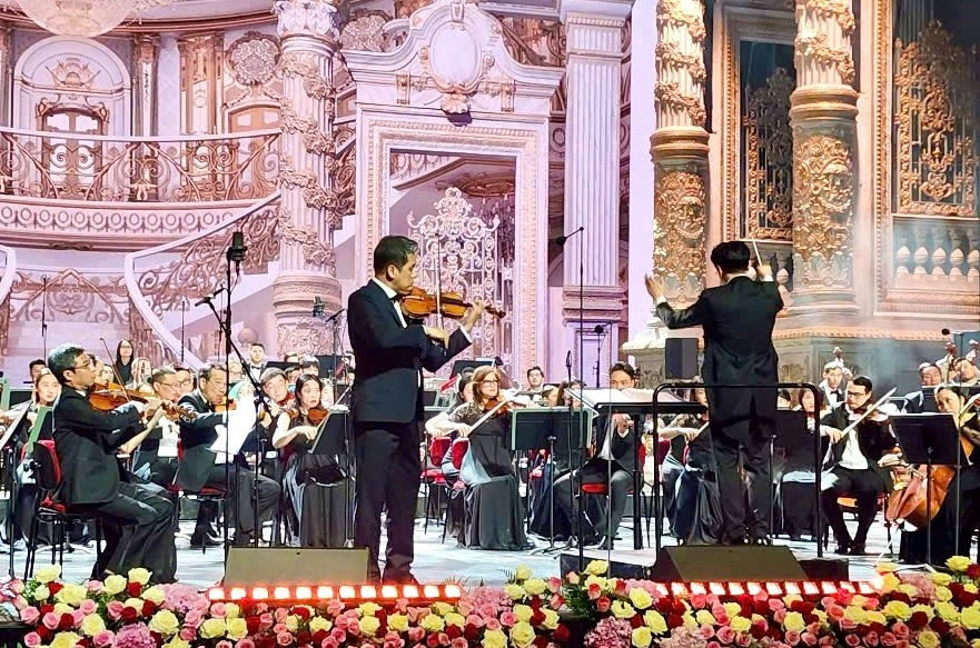 NSND Quốc Hưng hát "Việt Nam quê hương tôi" cùng dàn nhạc giao hưởng Kazakhstan - Ảnh 5. NSND Quốc Hưng hát "Việt Nam quê hương tôi" cùng dàn nhạc giao hưởng Kazakhstan - Ảnh 5.