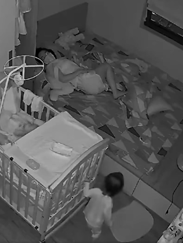 Bé gái 1 tuổi đi tìm mẹ giữa đêm, clip ghi lại cảnh tượng không thể ngờ sau đó khiến hàng triệu người nghẹn lại- Ảnh 1. Bé gái 1 tuổi đi tìm mẹ giữa đêm, clip ghi lại cảnh tượng không thể ngờ sau đó khiến hàng triệu người nghẹn lại- Ảnh 1.