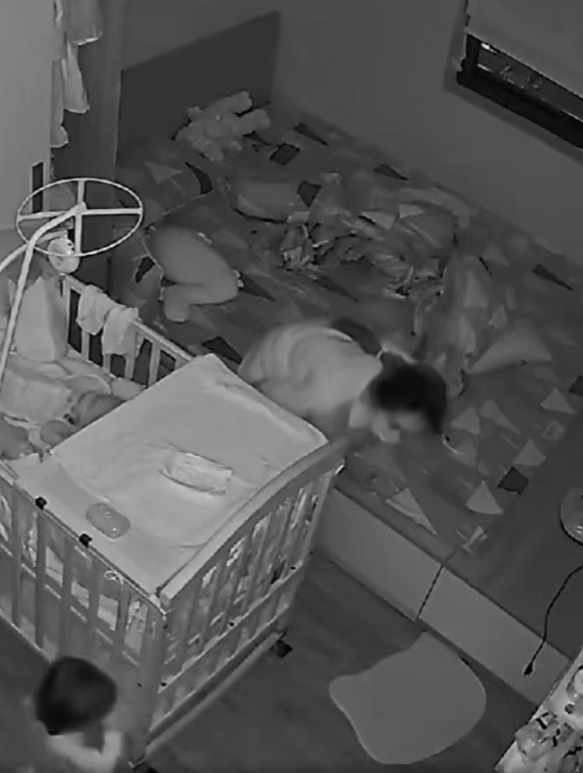 Bé gái 1 tuổi đi tìm mẹ giữa đêm, clip ghi lại cảnh tượng không thể ngờ sau đó khiến hàng triệu người nghẹn lại- Ảnh 2. Bé gái 1 tuổi đi tìm mẹ giữa đêm, clip ghi lại cảnh tượng không thể ngờ sau đó khiến hàng triệu người nghẹn lại- Ảnh 2.
