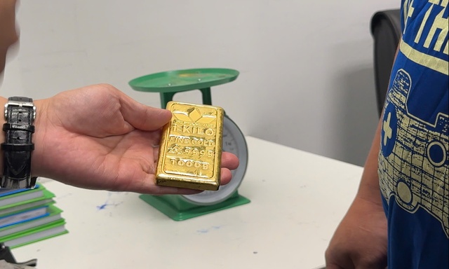 Vận chuyển trái phép vàng qua biên giới gia tăng khi giá liên tiếp lập đỉnh mới - Ảnh 1.