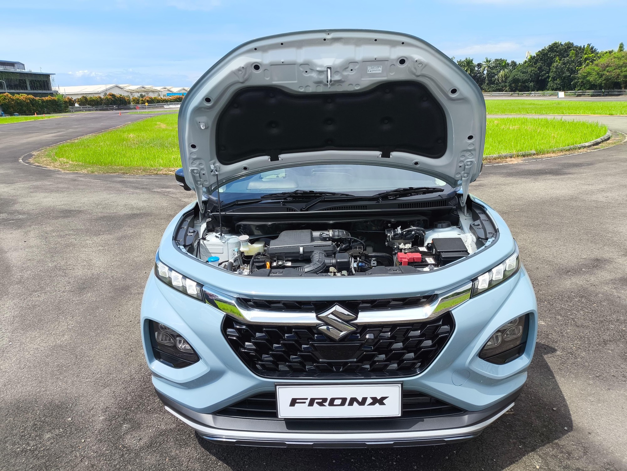 Suzuki Fronx bán tại Việt Nam mà trang bị thế này thì làm khó Raize, Sonet: Có HUD, camera 360, hybrid, nhiều tính năng ADAS độc nhất phân khúc - Ảnh 8.