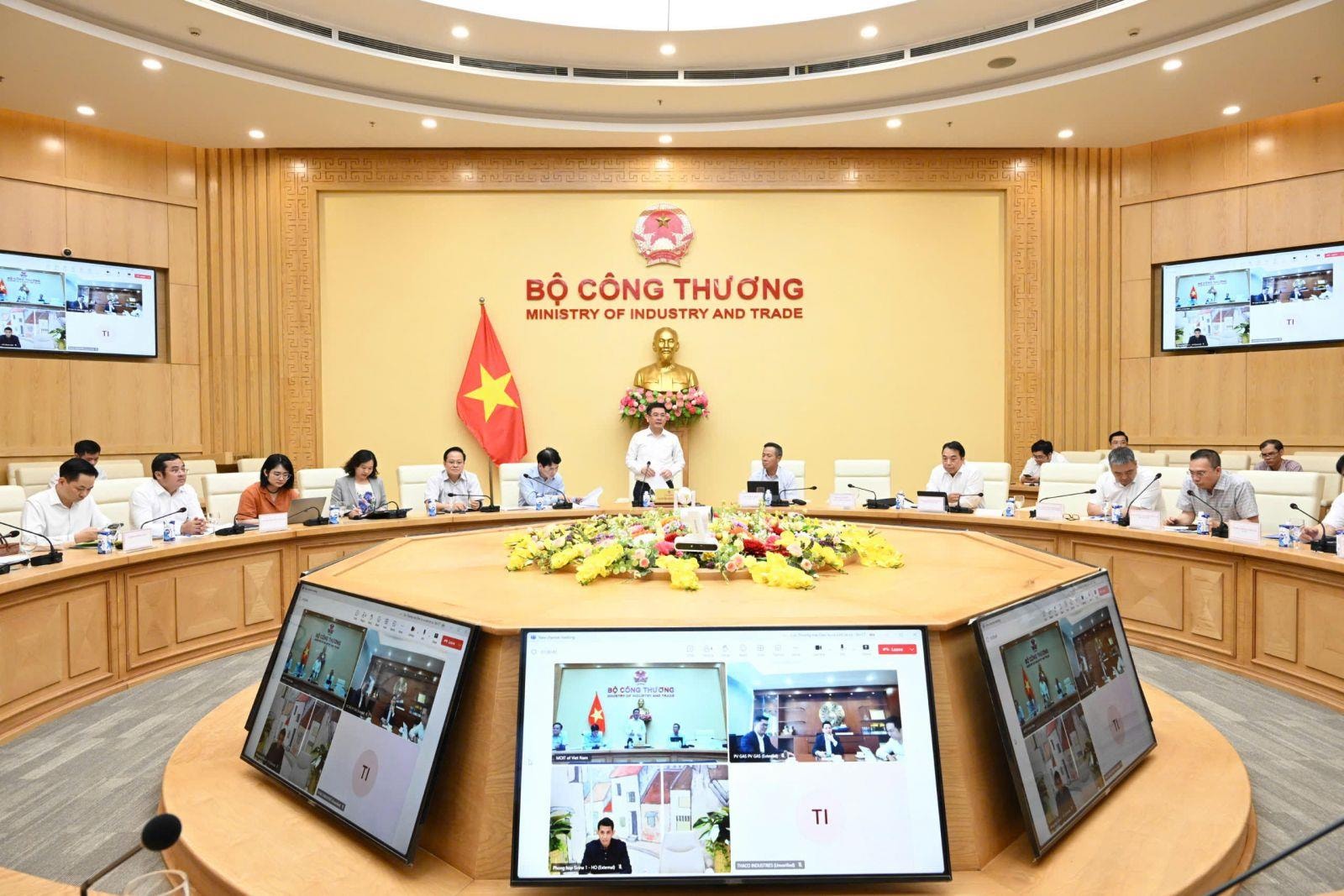Trưởng Đoàn đàm phán Chính phủ, Bộ trưởng Công thương Nguyễn Hồng Diên họp với các tập đoàn THACO, Viettel, Vietjet... về kế hoạch mua hàng từ Hoa Kỳ - Ảnh 1. Trưởng Đoàn đàm phán Chính phủ, Bộ trưởng Công thương Nguyễn Hồng Diên họp với các tập đoàn THACO, Viettel, Vietjet... về kế hoạch mua hàng từ Hoa Kỳ - Ảnh 1.