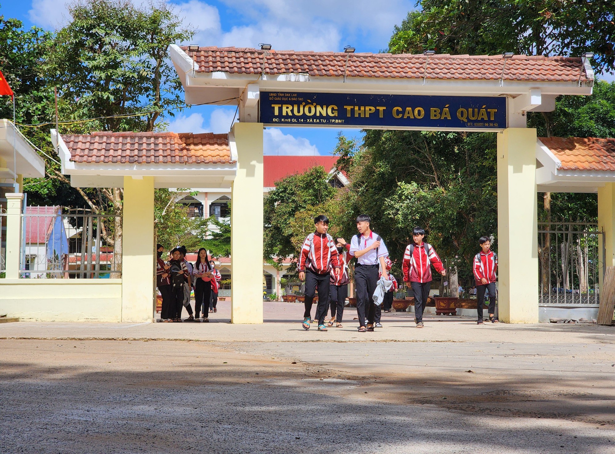 Làm rõ vụ nhiều học sinh lớp 12 tại 1 trường "tự nguyện" xin nghỉ học - Ảnh 1. Làm rõ vụ nhiều học sinh lớp 12 tại 1 trường "tự nguyện" xin nghỉ học - Ảnh 1.