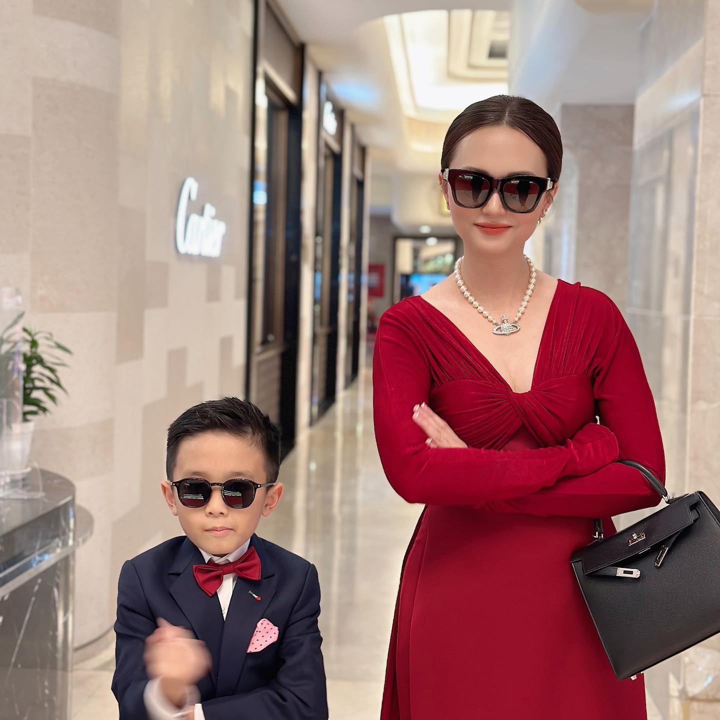 Tiểu thư Hà thành 10 năm lấy chồng cầu thủ: Về quê đảm đang bếp núc, lên phố "dát" đồ hiệu sang chảnh đầy người - Ảnh 4.