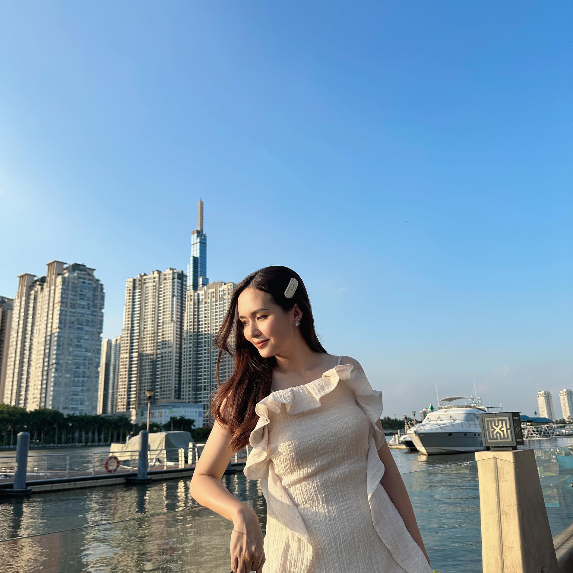 Tiểu thư Hà thành 10 năm lấy chồng cầu thủ: Về quê đảm đang bếp núc, lên phố "dát" đồ hiệu sang chảnh đầy người - Ảnh 5.