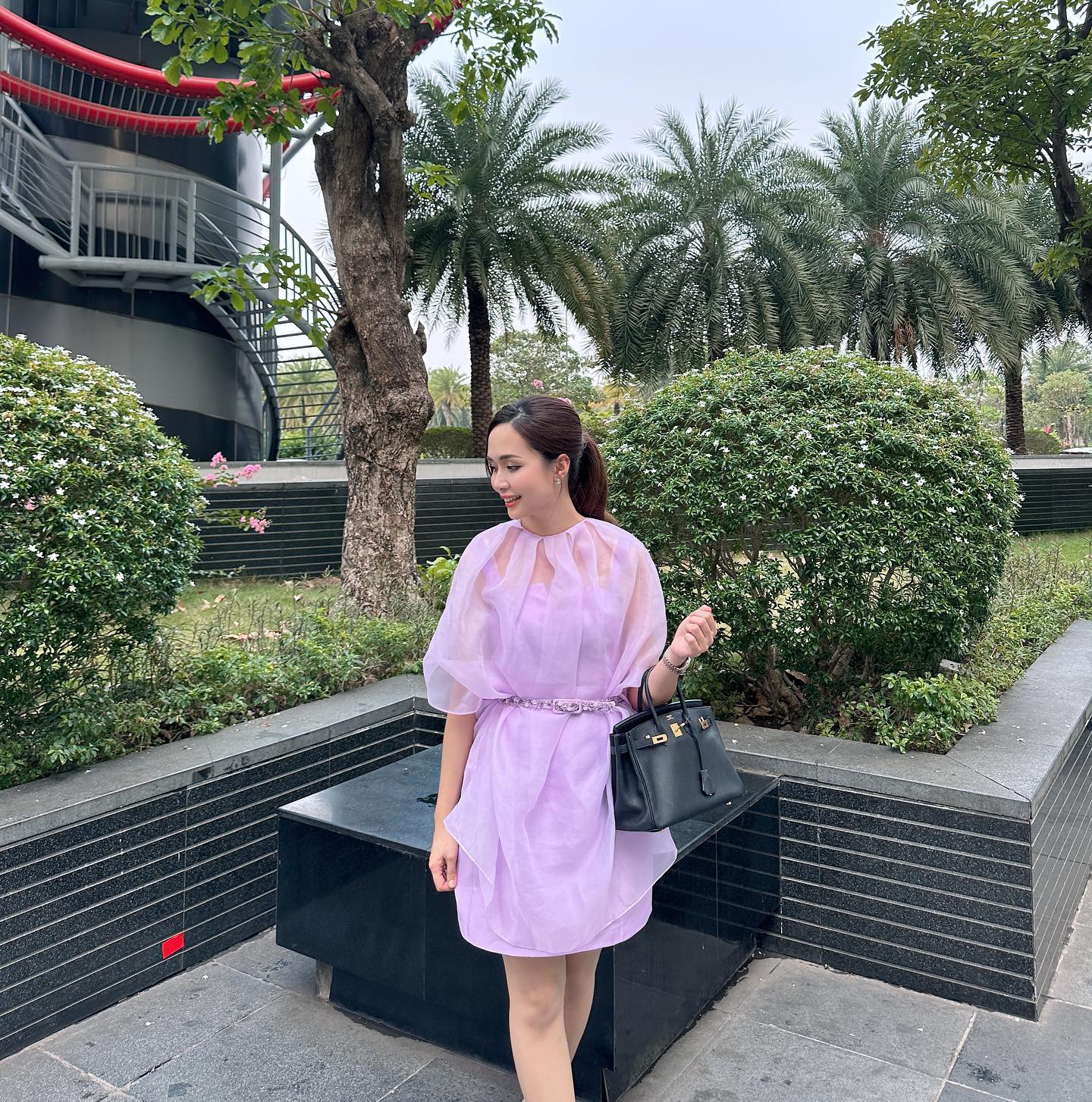 Tiểu thư Hà thành 10 năm lấy chồng cầu thủ: Về quê đảm đang bếp núc, lên phố "dát" đồ hiệu sang chảnh đầy người - Ảnh 11.