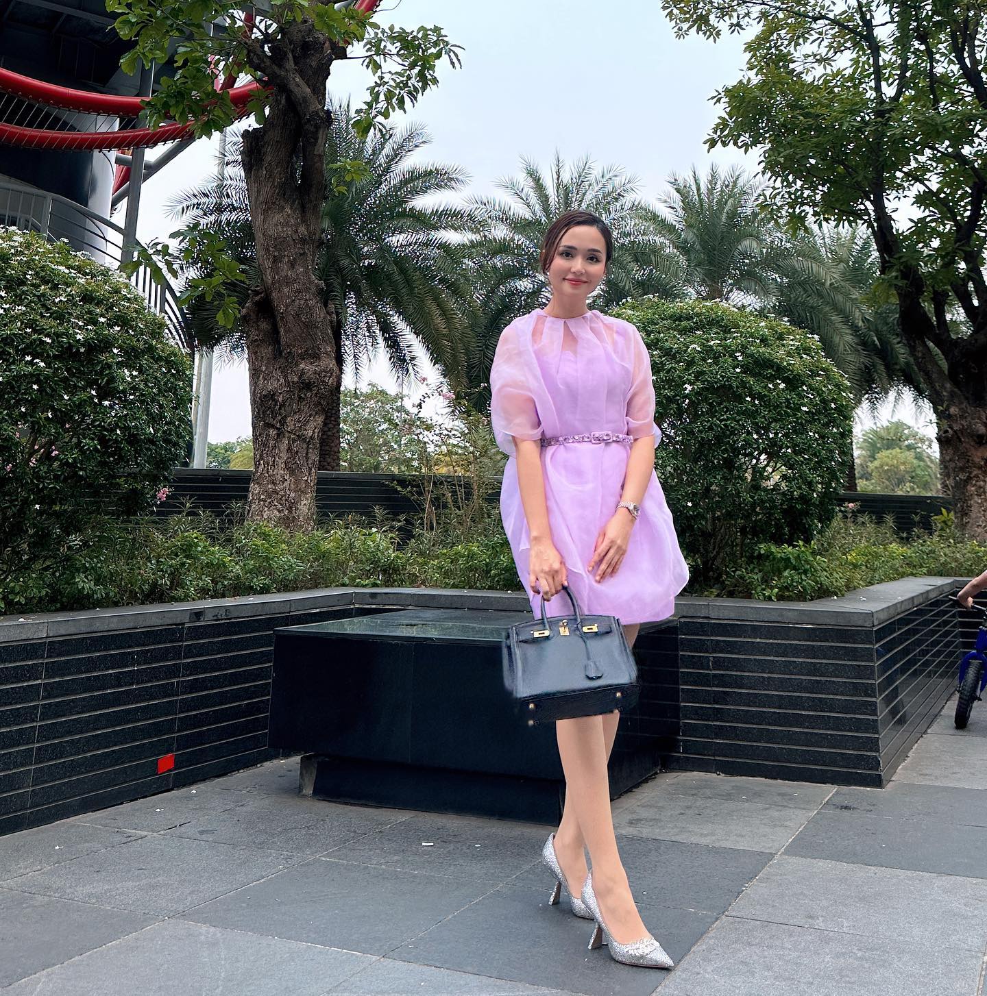 Tiểu thư Hà thành 10 năm lấy chồng cầu thủ: Về quê đảm đang bếp núc, lên phố "dát" đồ hiệu sang chảnh đầy người - Ảnh 7.