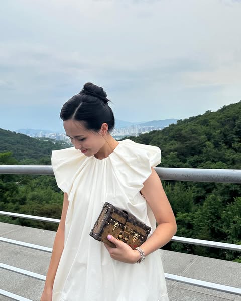 Tiểu thư Hà thành 10 năm lấy chồng cầu thủ: Về quê đảm đang bếp núc, lên phố "dát" đồ hiệu sang chảnh đầy người - Ảnh 10.