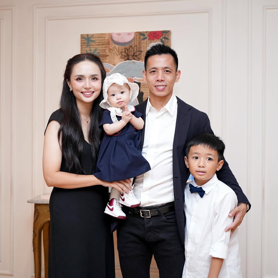 Tiểu thư Hà thành 10 năm lấy chồng cầu thủ: Về quê đảm đang bếp núc, lên phố "dát" đồ hiệu sang chảnh đầy người - Ảnh 8.