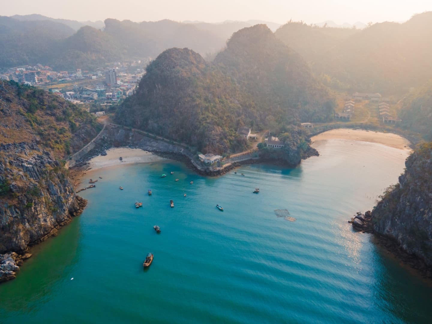 Bãi biển ở Cát Bà được mệnh danh là "thiên đường bí mật", nhiều người bất ngờ vì chưa từng nghe tên - Ảnh 1.