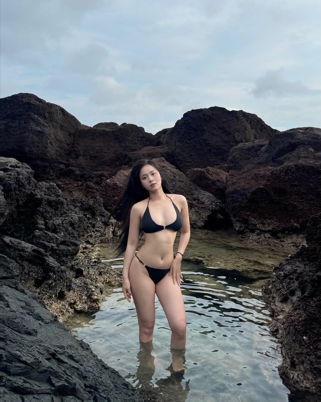 Bạn g&aacute;i &ldquo;nam thần&rdquo;U23 Việt Nam diện bikini khoe body &ldquo;n&oacute;ng bỏng mắt&rdquo;, bốc lửa kh&ocirc;ng k&eacute;m Yến Xu&acirc;n, xứng danh nhất nh&igrave; l&agrave;ng WAG- Ảnh 1.