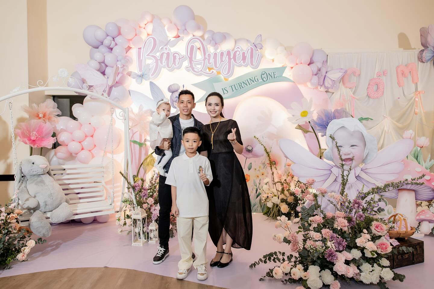 Tiểu thư Hà thành 10 năm lấy chồng cầu thủ: Về quê đảm đang bếp núc, lên phố "dát" đồ hiệu sang chảnh đầy người - Ảnh 2.