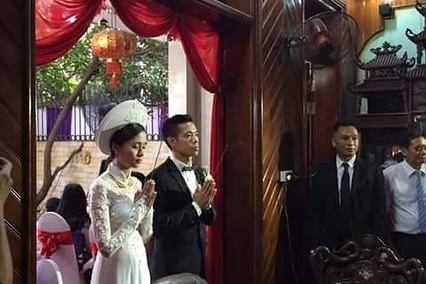 Tiểu thư Hà thành 10 năm lấy chồng cầu thủ: Về quê đảm đang bếp núc, lên phố "dát" đồ hiệu sang chảnh đầy người - Ảnh 1.