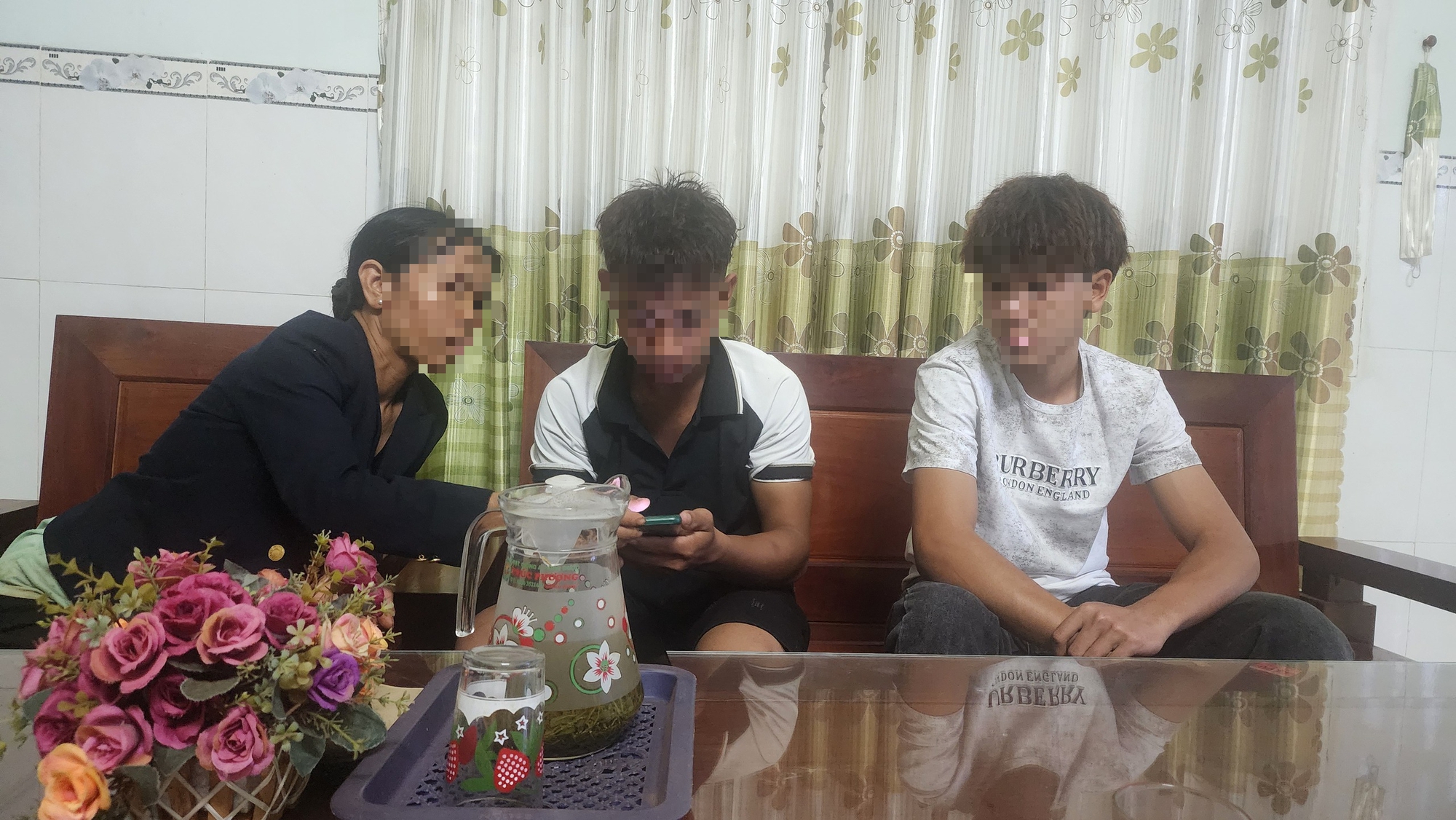Làm rõ vụ nhiều học sinh lớp 12 tại 1 trường "tự nguyện" xin nghỉ học - Ảnh 3. Làm rõ vụ nhiều học sinh lớp 12 tại 1 trường "tự nguyện" xin nghỉ học - Ảnh 3.