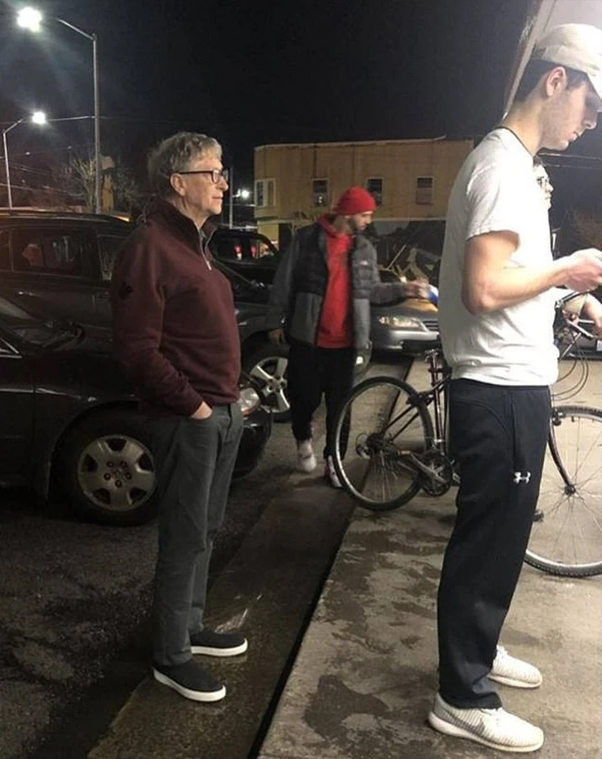 Bắt gặp Bill Gates ngồi ăn sầu ri&ecirc;ng- Ảnh 2.