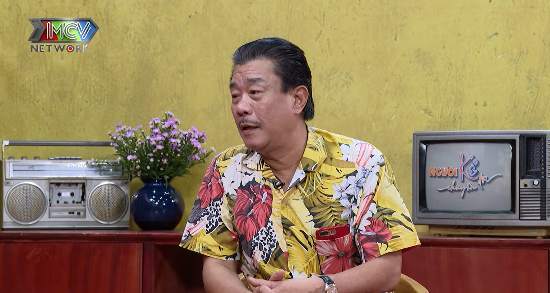 Nghệ sĩ bị đuổi việc vì để mic đụng vào nón “nữ hoàng cải lương”: Phải bán cà phê cóc, vợ bỏ đi - Ảnh 1.