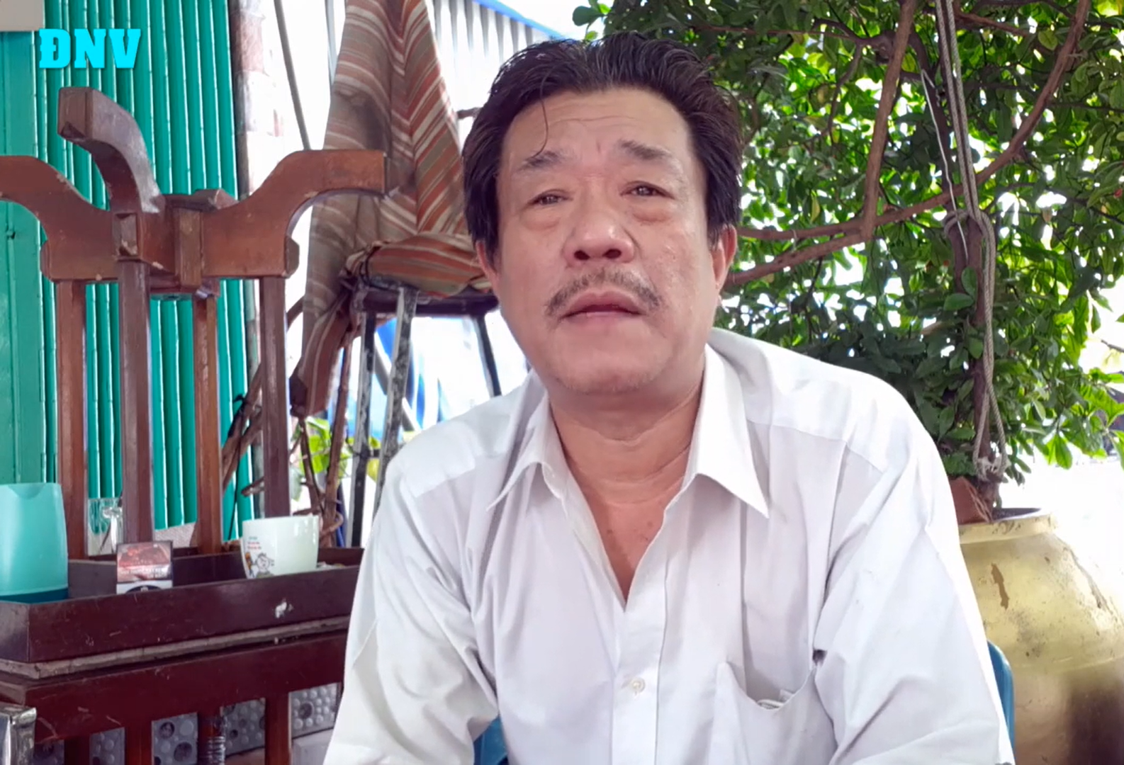 Nghệ sĩ bị đuổi việc vì để mic đụng vào nón “nữ hoàng cải lương”: Phải bán cà phê cóc, vợ bỏ đi - Ảnh 2.