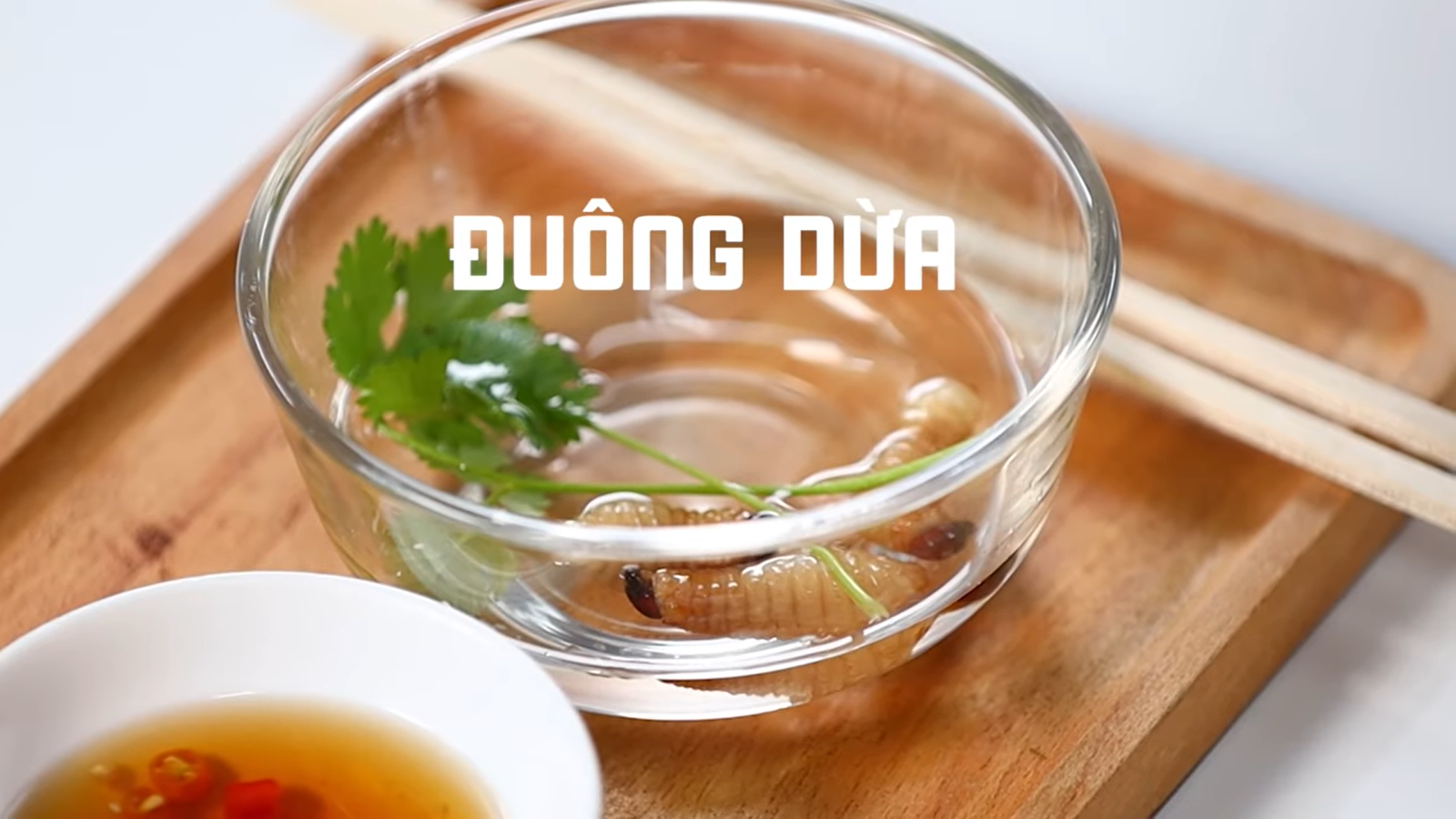 Khách Tây nếm thử món đặc sản "đang ngoe nguẩy" của Việt Nam: Tôi sẽ không bao giờ ăn nó nữa - Ảnh 3.