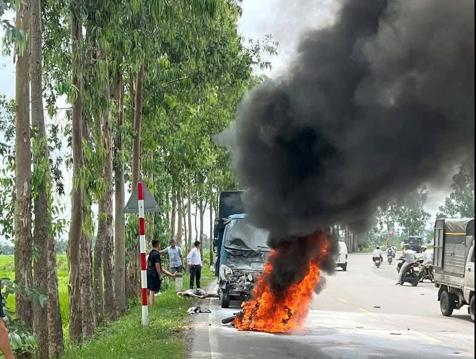 Tai nạn xe máy và ô tô tải ở Hải Dương: 1 Người tử vong thảm khốc - Ảnh 1.