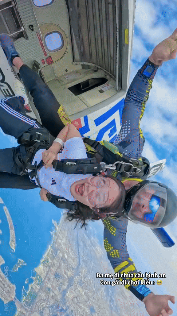 Bố mẹ ở nhà cầu bình an, con cái đi du lịch đu zipline, nhảy dù lượn: Trend này không cần đu vì ai cũng đã từng!- Ảnh 1. Bố mẹ ở nhà cầu bình an, con cái đi du lịch đu zipline, nhảy dù lượn: Trend này không cần đu vì ai cũng đã từng!- Ảnh 1.