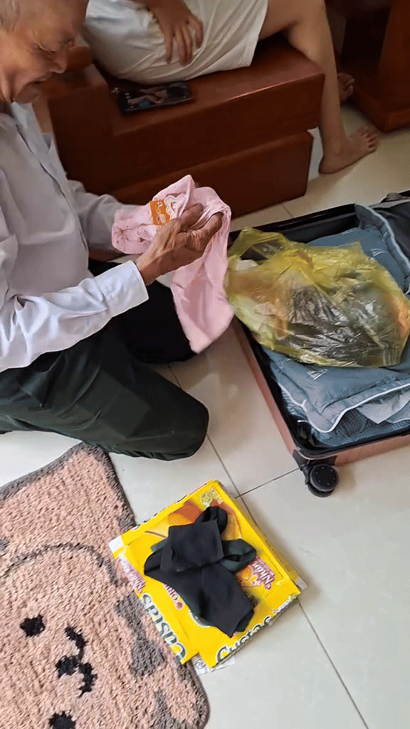 Lôi ra loạt váy vóc trong vali của cụ ông U80 "phượt" xe máy từ Nghệ An vào TP.HCM: Có lý do đặc biệt - Ảnh 1. Lôi ra loạt váy vóc trong vali của cụ ông U80 "phượt" xe máy từ Nghệ An vào TP.HCM: Có lý do đặc biệt - Ảnh 1.