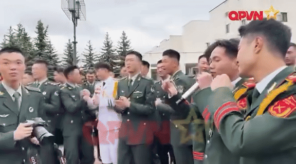 Khi các quân nhân Việt Nam “thoát vai”: Đồng ca hit quốc dân của 1 Anh Trai, san phẳng sân khấu với màn dancesport cực nghệ- Ảnh 3.