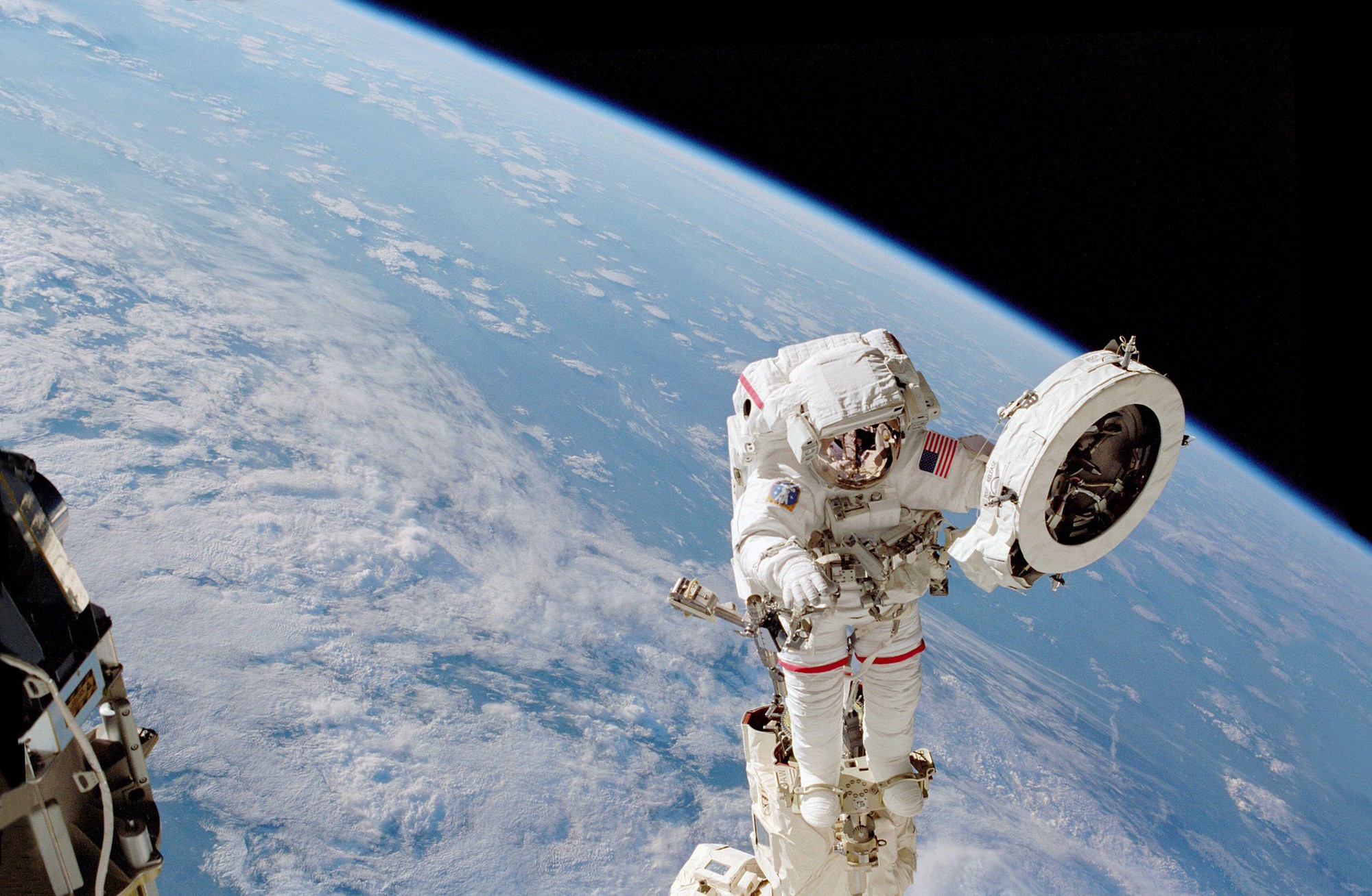 Sự thật sốc ít người biết: Vì sao nhiều phi hành gia bị rụng hết móng tay khi đi ra ngoài vũ trụ?- Ảnh 2.