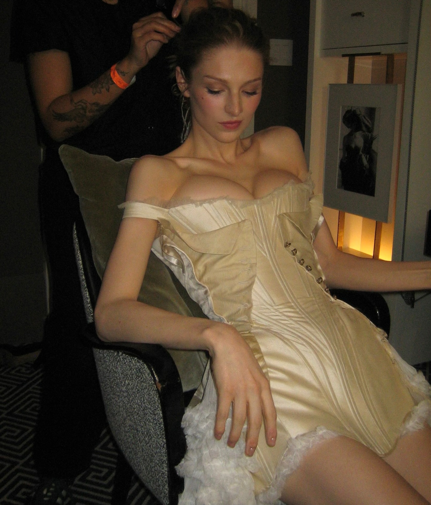 Mỹ nh&acirc;n chuyển giới h&oacute;a ti&ecirc;n nữ "n&oacute;ng bỏng" tại after party Met Gala, khiến 14 triệu người thổn thức - Ảnh 5.