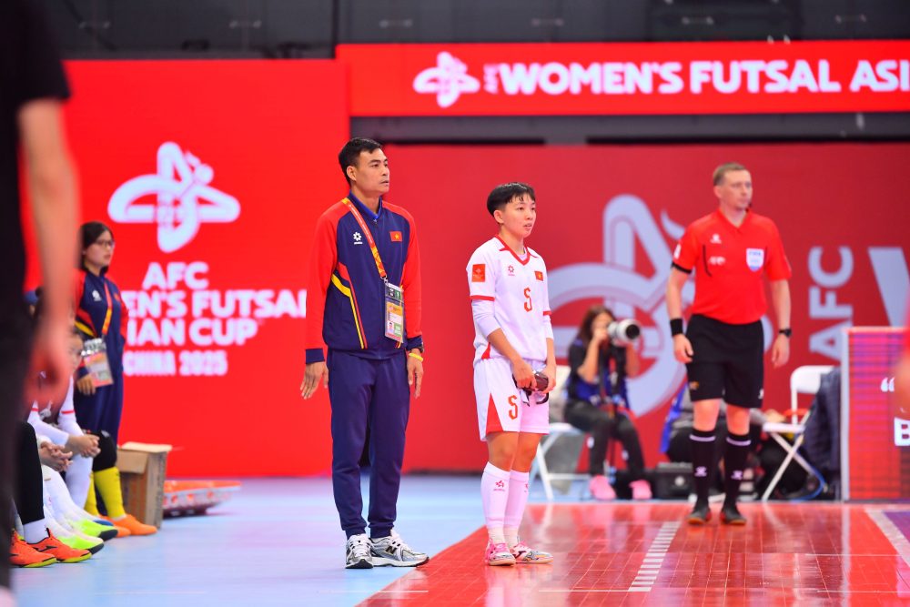 HLV tuyển futsal nữ Việt Nam nói gì khi có vé vào tứ kết sớm 1 vòng? - Ảnh 1.