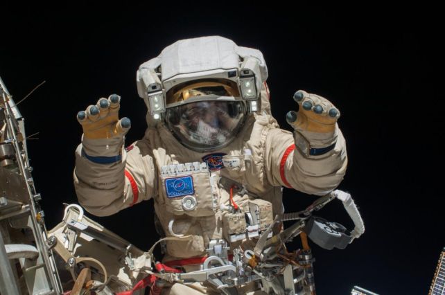 Sự thật sốc ít người biết: Vì sao nhiều phi hành gia bị rụng hết móng tay khi đi ra ngoài vũ trụ?- Ảnh 1.