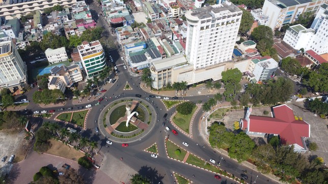 Bộ Chính trị duy trì chính sách đặc thù cho xã phường mới tại Buôn Ma Thuột - Ảnh 1.