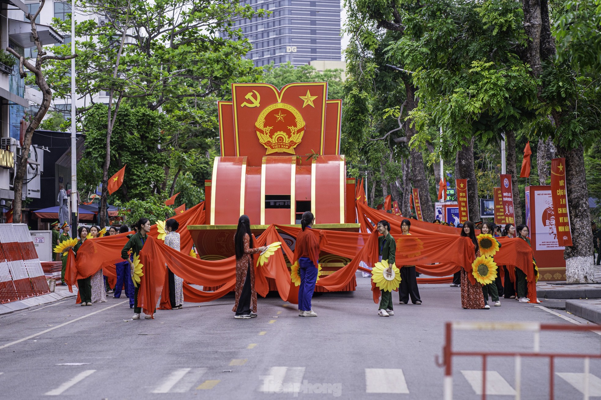 Hải Phòng tổ chức duyệt đội ngũ diễu hành kỷ niệm 70 năm Giải phóng thành phố - Ảnh 3.