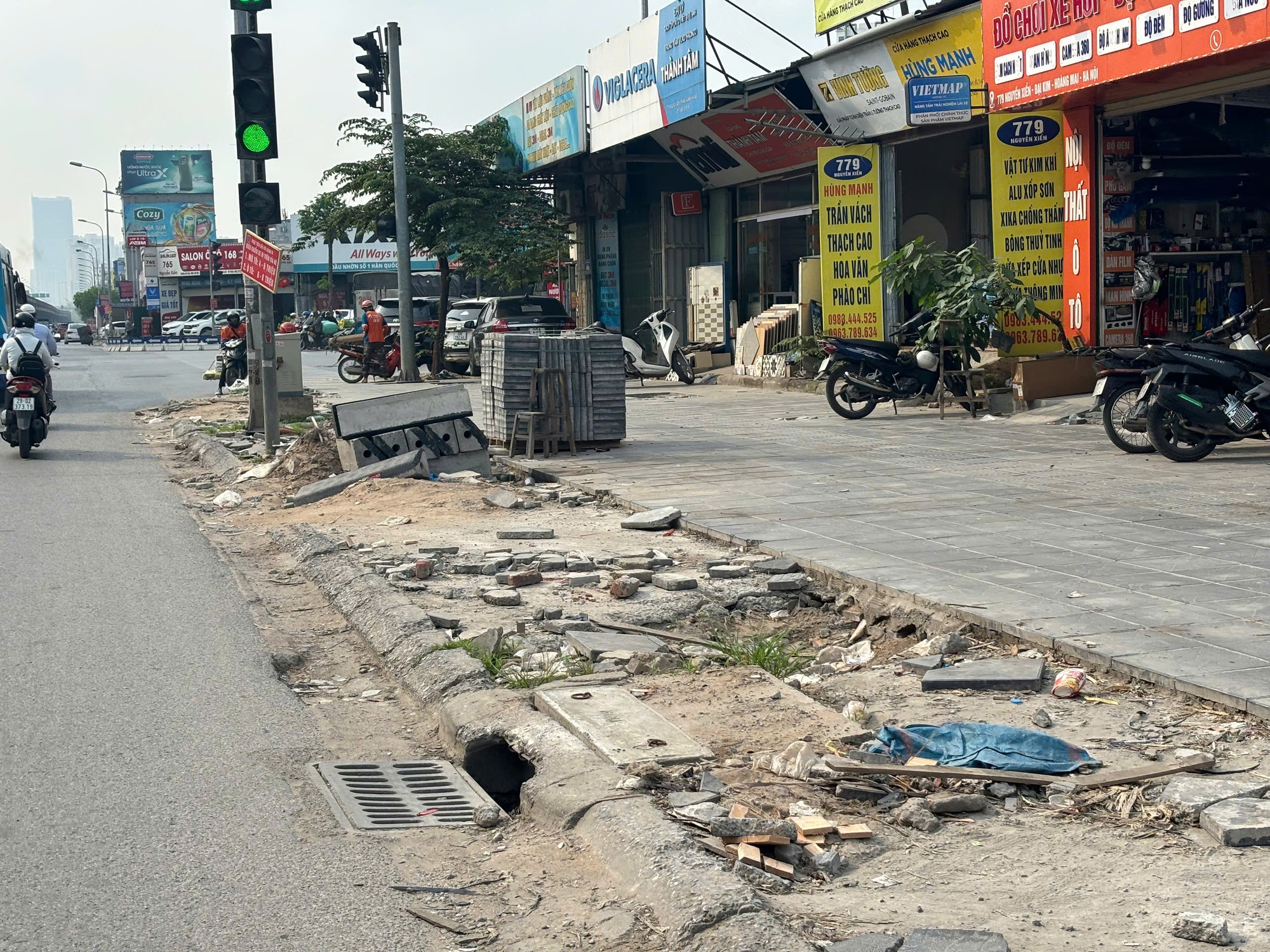Lấn chiếm, xả r&aacute;c bừa b&atilde;i tr&ecirc;n đường Nguyễn Xiển khiến vỉa h&egrave; xuống cấp nghi&ecirc;m trọng - Ảnh 3.