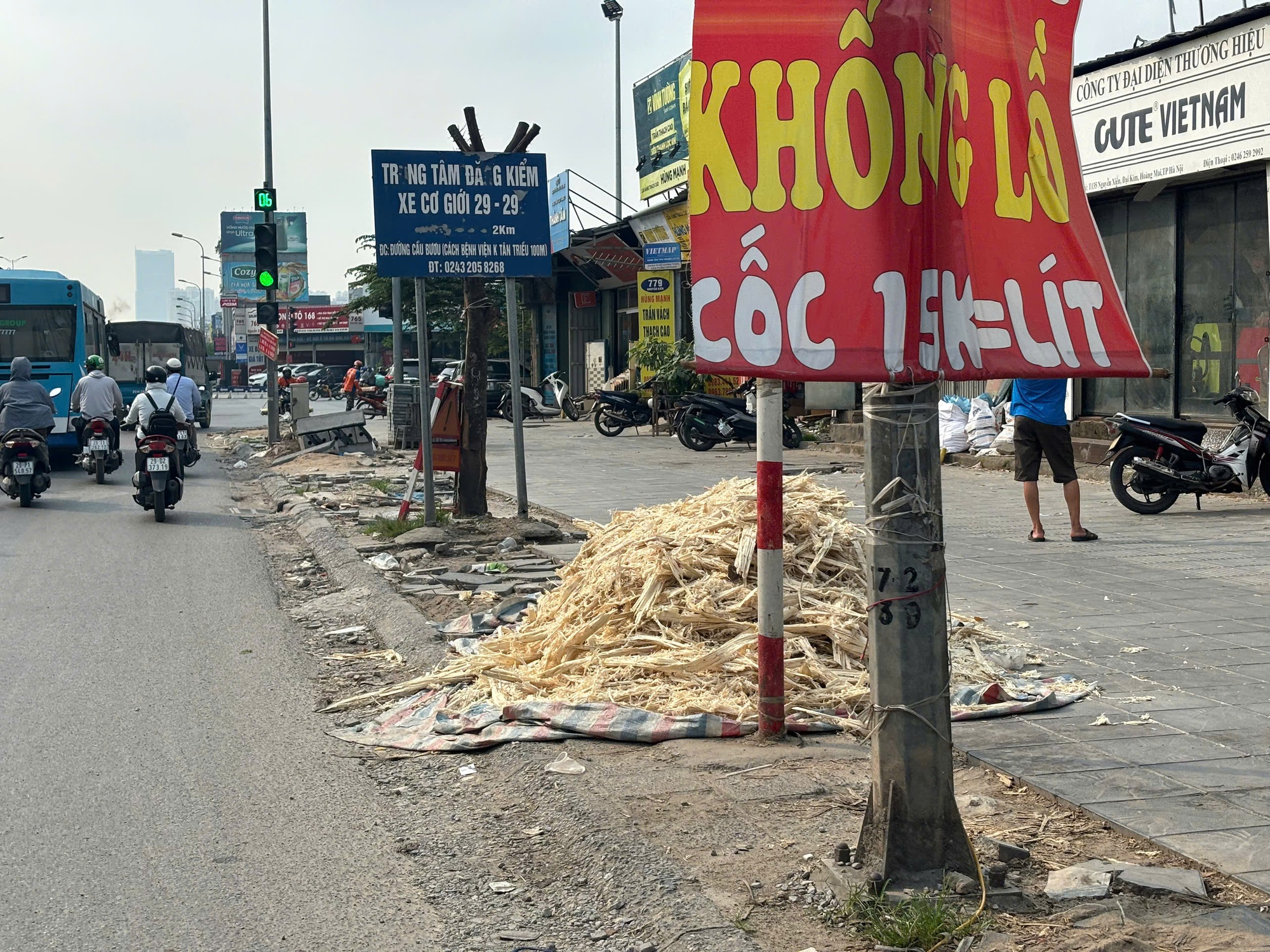 Lấn chiếm, xả r&aacute;c bừa b&atilde;i tr&ecirc;n đường Nguyễn Xiển khiến vỉa h&egrave; xuống cấp nghi&ecirc;m trọng - Ảnh 2.