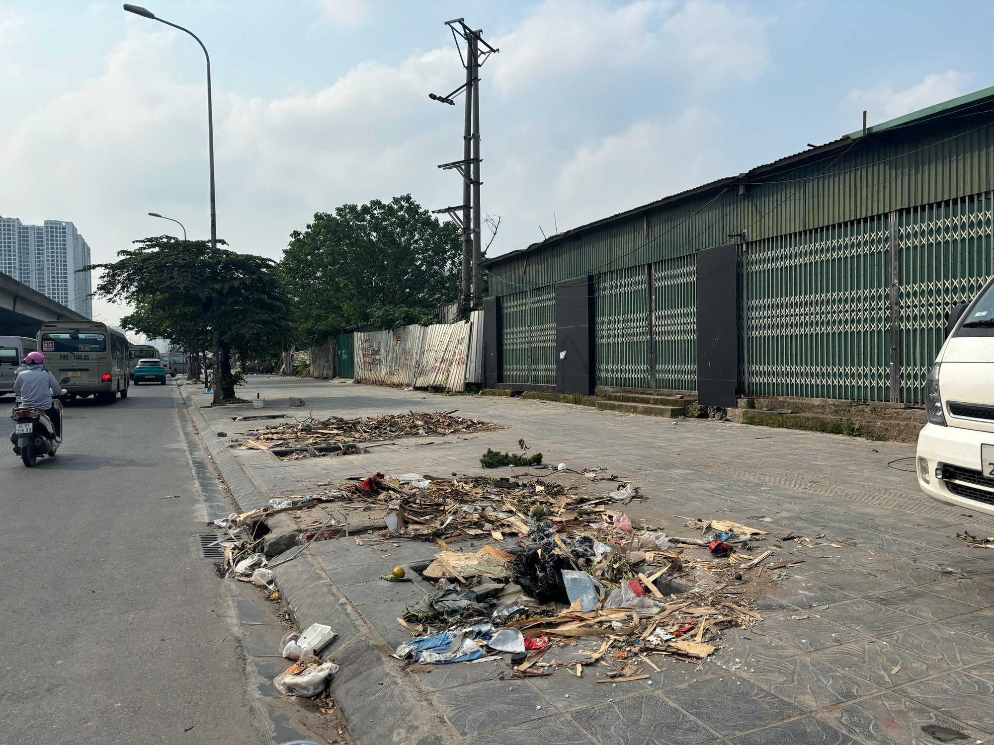 Lấn chiếm, xả r&aacute;c bừa b&atilde;i tr&ecirc;n đường Nguyễn Xiển khiến vỉa h&egrave; xuống cấp nghi&ecirc;m trọng - Ảnh 1.