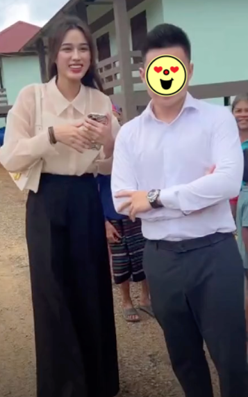 HOT: Hoa hậu Đỗ H&agrave; bị "t&oacute;m d&iacute;nh" lộ diện b&ecirc;n bạn trai, h&agrave;nh động của thiếu gia giữa chợ th&agrave;nh t&acirc;m điểm - Ảnh 7.