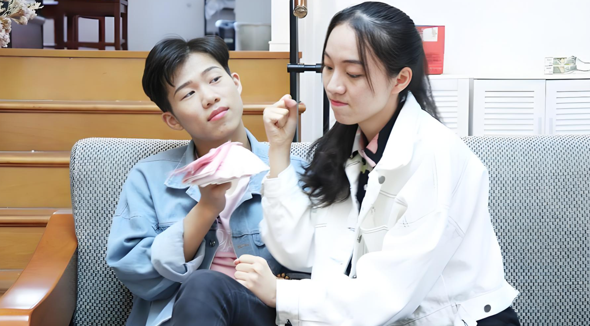 T&ocirc;i tưởng m&igrave;nh "kiếp trước đ&atilde; cứu cả thế giới" n&ecirc;n mới lấy được anh, ngờ đ&acirc;u sau 5 th&aacute;ng, t&ocirc;i bị cho&aacute;ng ngợp với những g&igrave; anh thể hiện - Ảnh 1.