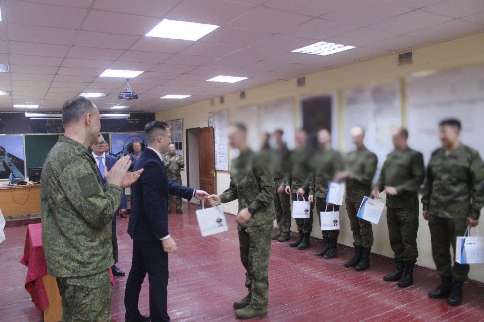 Nga thưởng 195.000 USD cho binh sĩ bắn hạ tiêm kích F - 16 trong xung đột Ukraine - Ảnh 1.