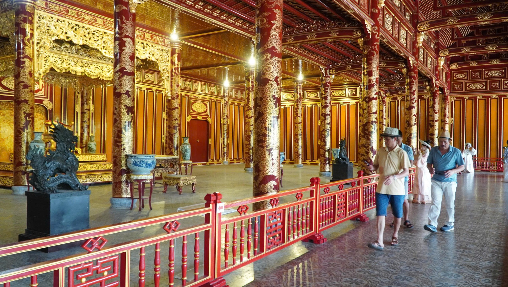 Hai bảo vệ trong vụ ngai vua triều Nguyễn bị xâm hại được cho thôi việc- Ảnh 1.
