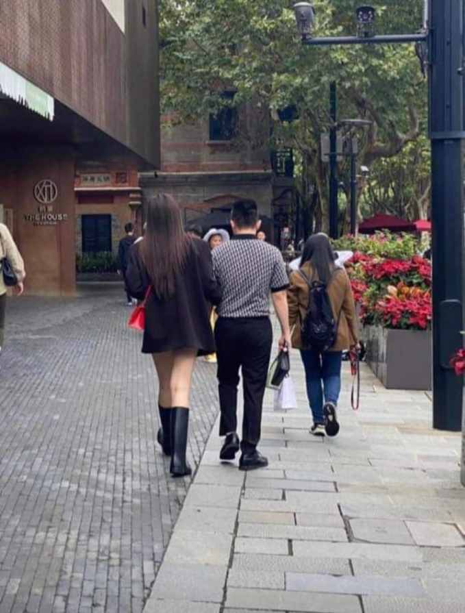 HOT: Hoa hậu Đỗ H&agrave; bị "t&oacute;m d&iacute;nh" lộ diện b&ecirc;n bạn trai, h&agrave;nh động của thiếu gia giữa chợ th&agrave;nh t&acirc;m điểm - Ảnh 6.